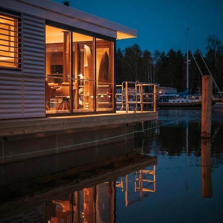 Schwimmendes Ferienhaus "Trinity" Ihr Seahome Auf Der Ostsee 페네뮌데 외부 사진