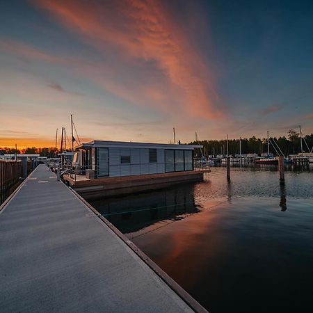 Schwimmendes Ferienhaus "Trinity" Ihr Seahome Auf Der Ostsee 페네뮌데 외부 사진