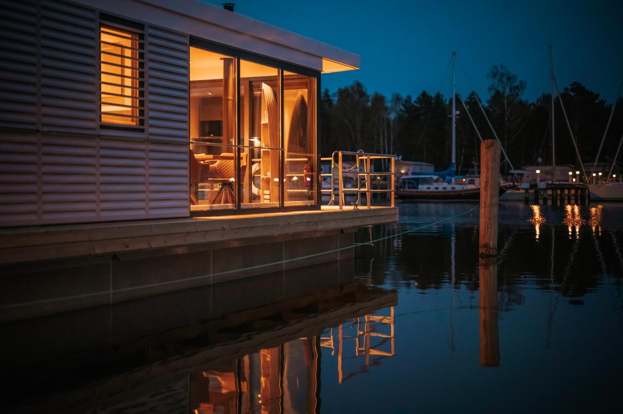 Schwimmendes Ferienhaus "Trinity" Ihr Seahome Auf Der Ostsee 페네뮌데 외부 사진